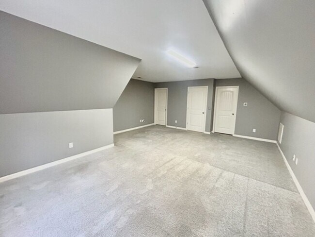 Building Photo - Beautiful 4 Bedroom 3 Bath Home in Lake Forest!