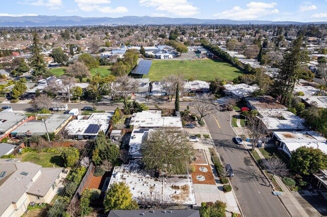 Building Photo - 729 Stendhal Ln