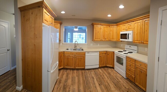 Building Photo - 2 bed, 1.5 bath townhome at Riverwoods