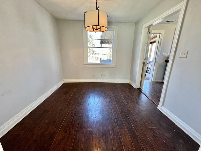 Building Photo - 2 Bed, 2 Bath Single Level Home Near Downt...
