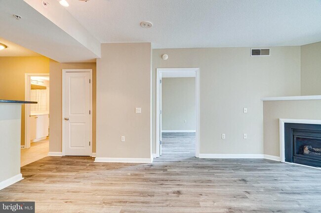 Building Photo - 851 N Glebe Rd