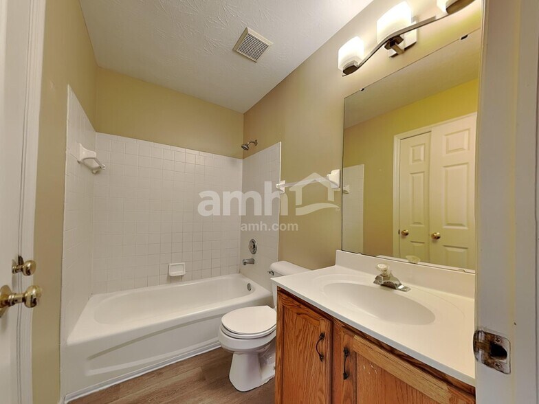 Building Photo - 161 Lakeview Dr