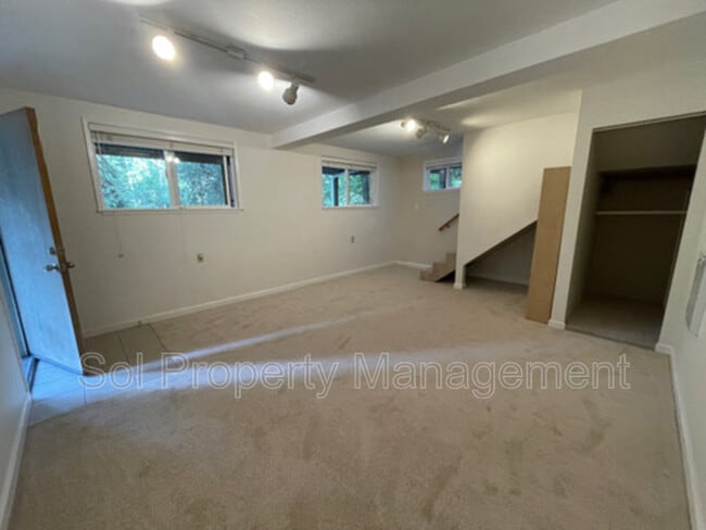 Building Photo - 175 S Redwood Dr