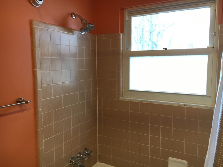 Bath - 3160 Fernwood Ave