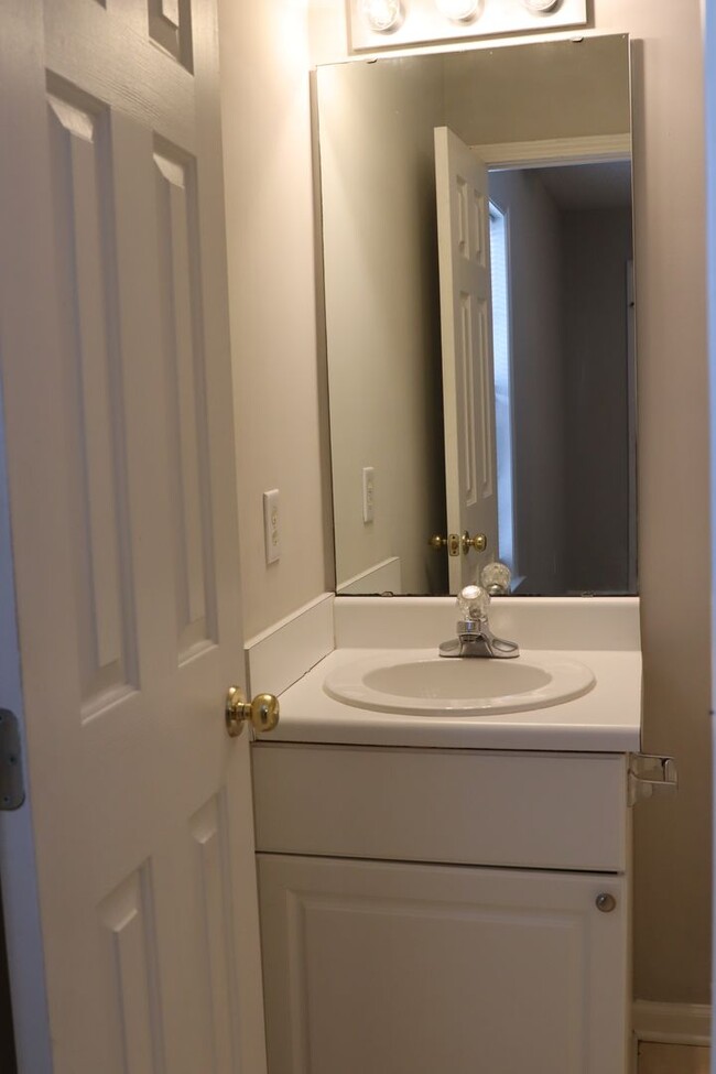 Building Photo - Rent Ready 2 Bed Suite Townhome, Private F...