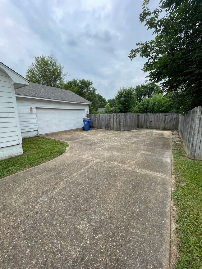 Building Photo - 322 Sagewood Dr