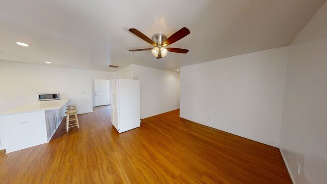 Building Photo - 7BD/3BA, Great Backyard w/ POOL!!! (Lease ...