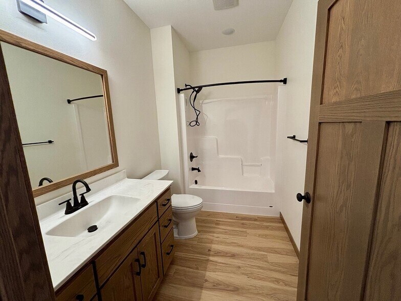 Building Photo - 575 Main St W