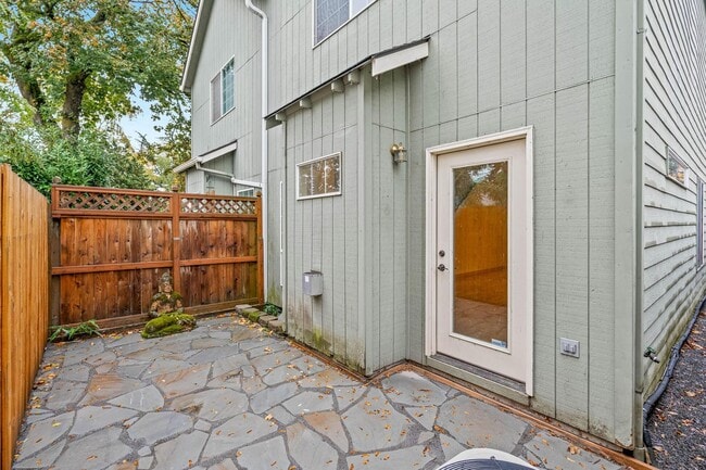 Building Photo - Unique 2-bdrm/2.5-bath duplex w/ A/C—Priva...