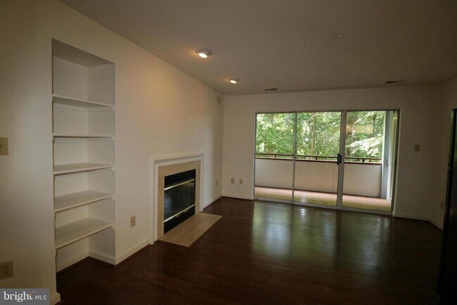 Building Photo - 3301 Sir Thomas Dr