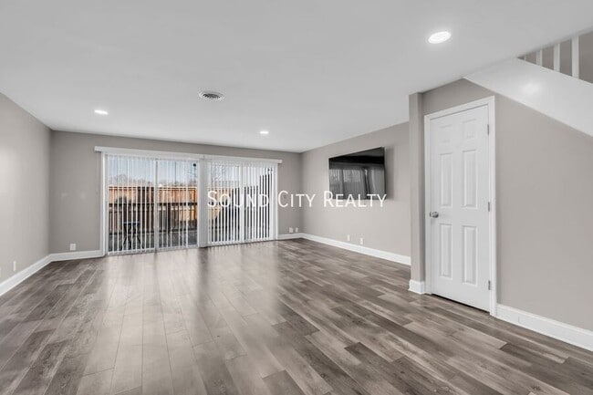 Building Photo - 403 Raintree Dr