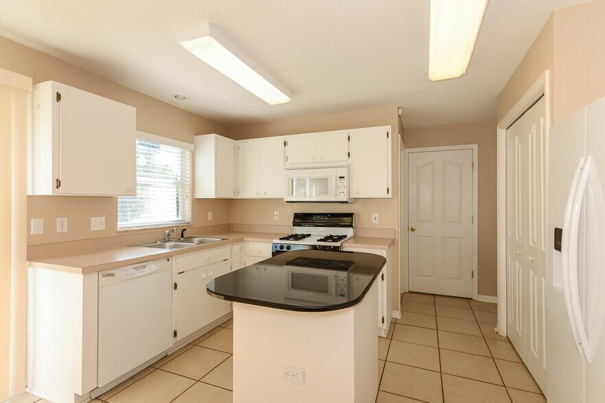 Building Photo - 1721 Scotch Pine Dr