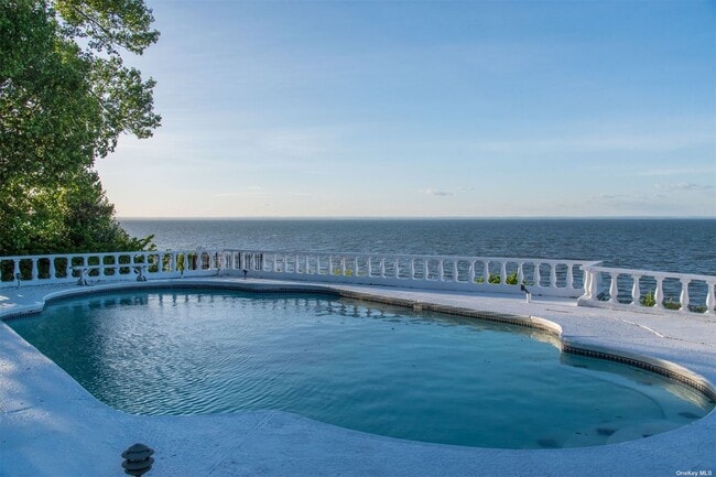 Primary Photo - 10 Beach Hill Dr