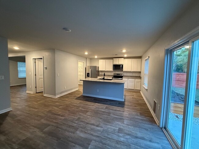 Building Photo - Welcome to a move-in ready haven!!!