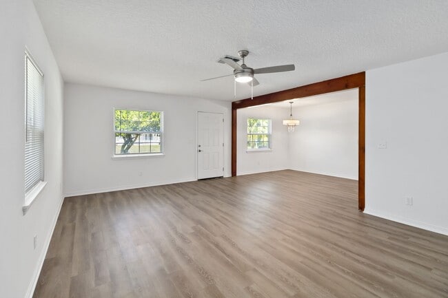 Building Photo - MOVE IN SPECIAL- Beautiful Newly Renovated 2/1 Duplex in St. Cloud - No HOA