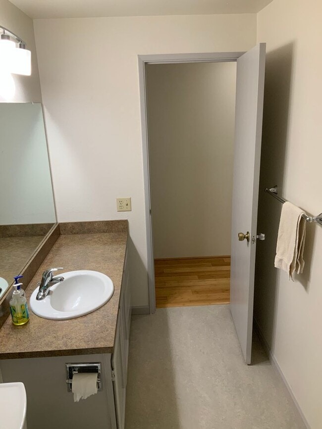 Building Photo - 2 Bedroom Condo on Country Club Road