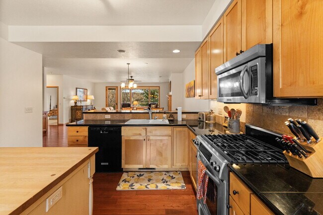 Building Photo - 3300 Graf St