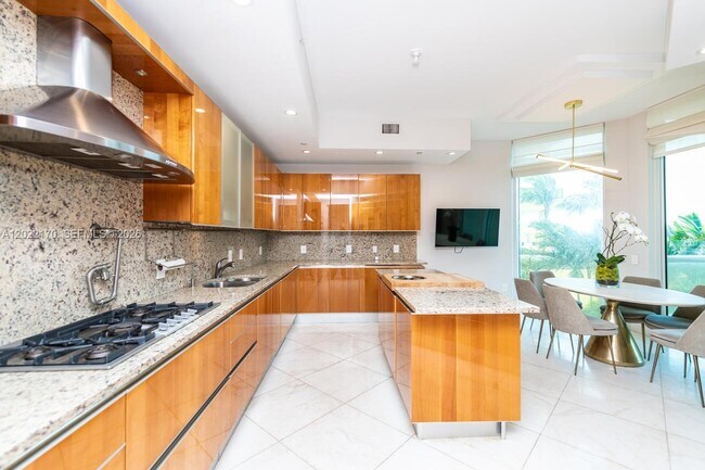 Building Photo - 16051 Collins Ave