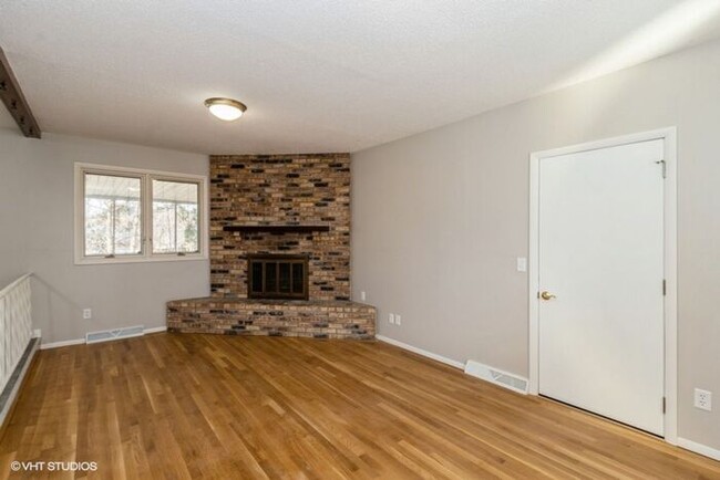 Building Photo - $3,000 | 5 Bedroom, 2.5 Bathroom House | N...