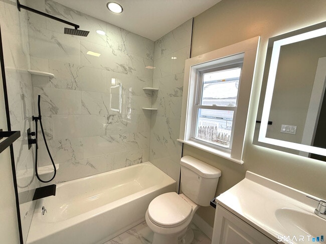 Building Photo - 260 Robin St