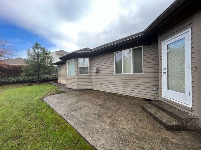Building Photo - Clackamas Ranch 3 bedroom 2 bathroom - W/D...