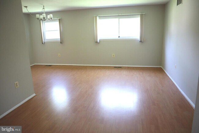 Building Photo - 910 Allan Rd