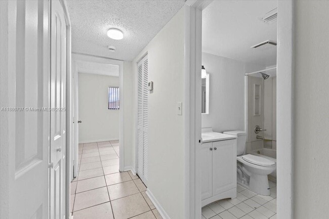 Building Photo - 6900 SW 39th St