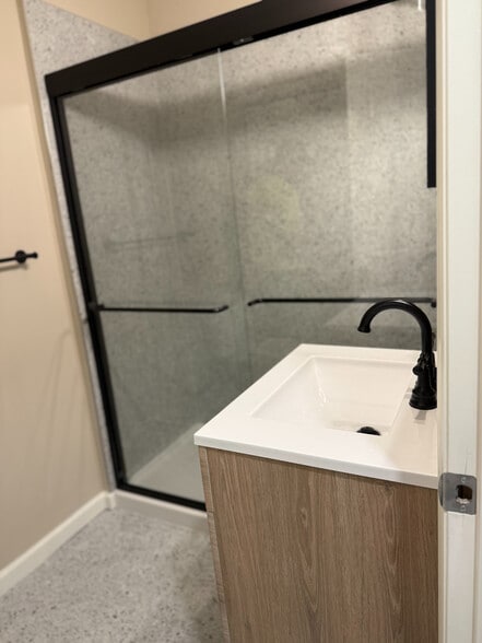 Building Photo - Room in Apartment on Liberty St