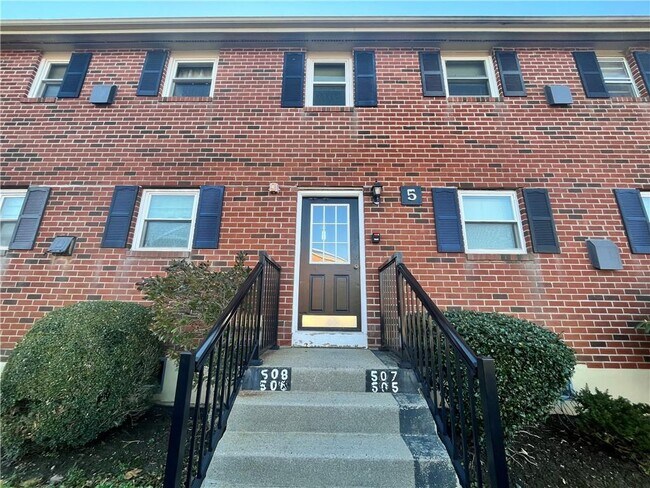 Primary Photo - 70 Carroll Ave