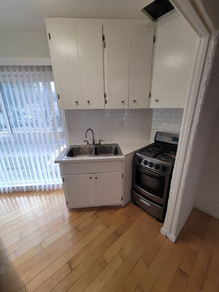 Building Photo - 485 S Roxbury Dr