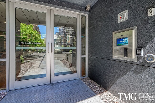 Building Photo - Top-Floor 2BD/2BA Condo w/ Stunning Park Views & Utilities Included