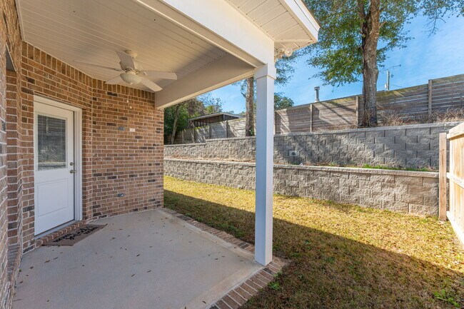 Building Photo - 807A Cedar Ave S