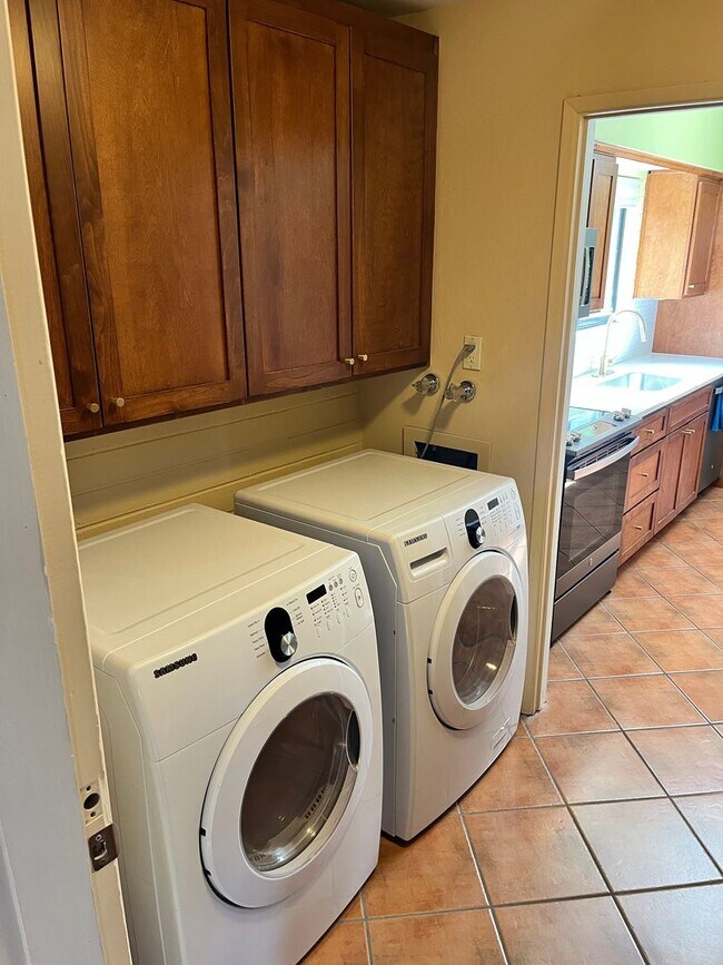 Building Photo - East- 3 bedroom/ 2 bathroom home with sparkling pool!
