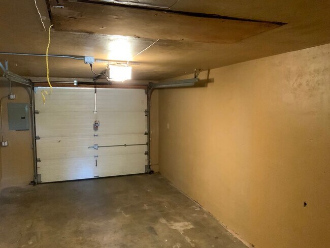 Building Photo - 2 bedroom in River Road Area