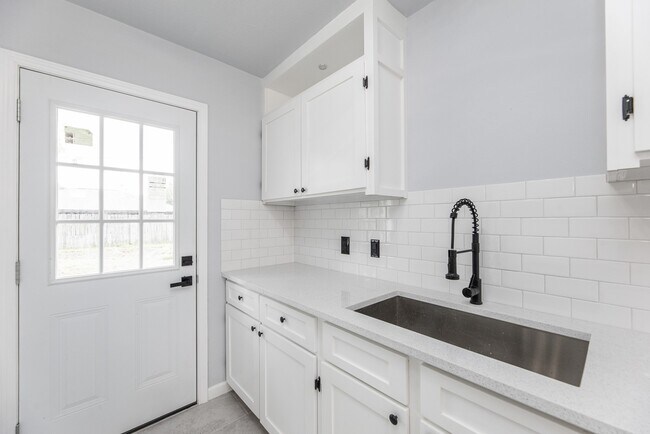 Building Photo - 1109 E Columbia Ln