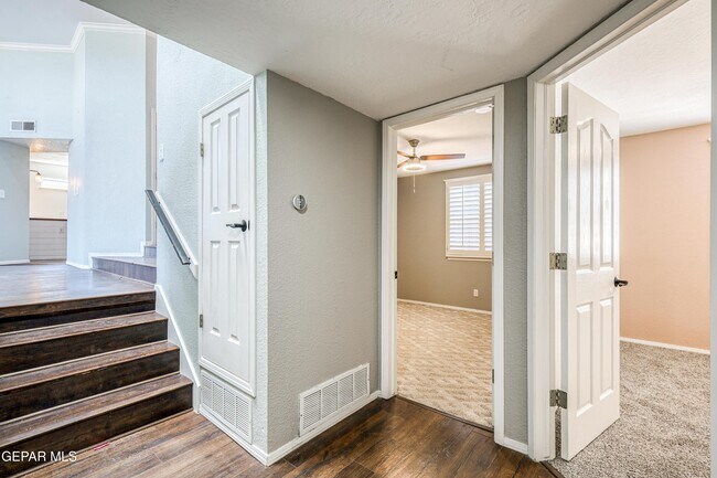 Building Photo - 6821 Pearl Ridge Dr