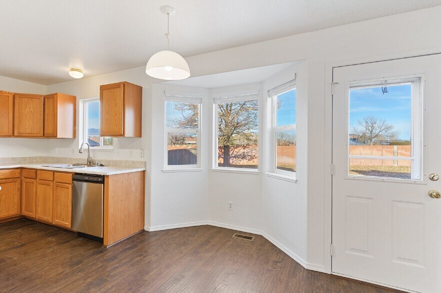 Building Photo - Spacious 6BR Home with Finished Basement –...