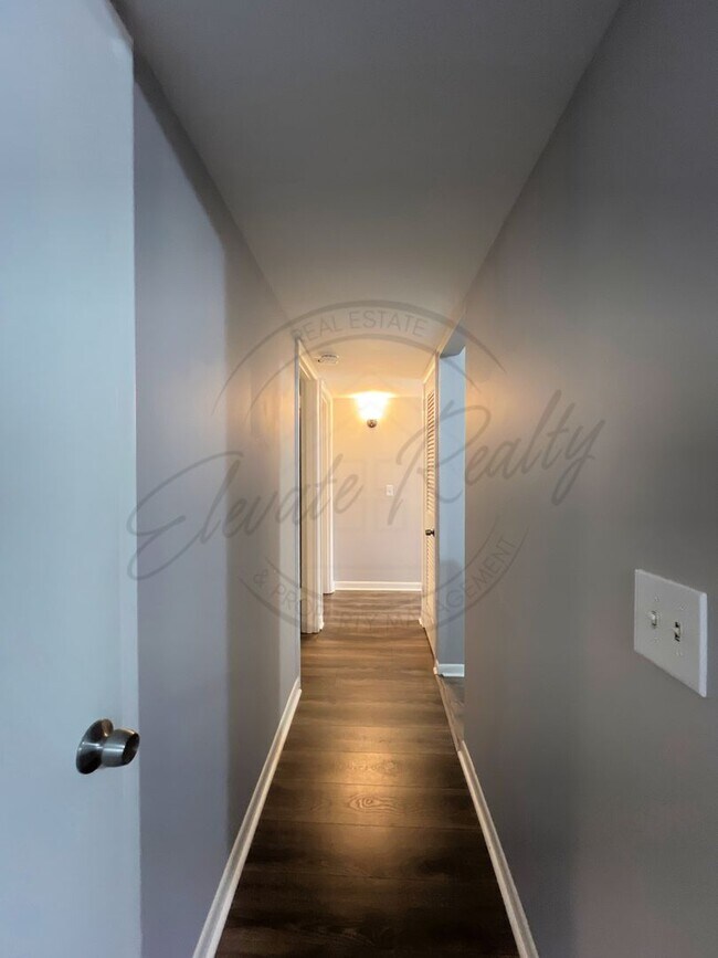 Building Photo - Bright and Airy Second-Floor Apartment with Upgrades and Pet Friendly!