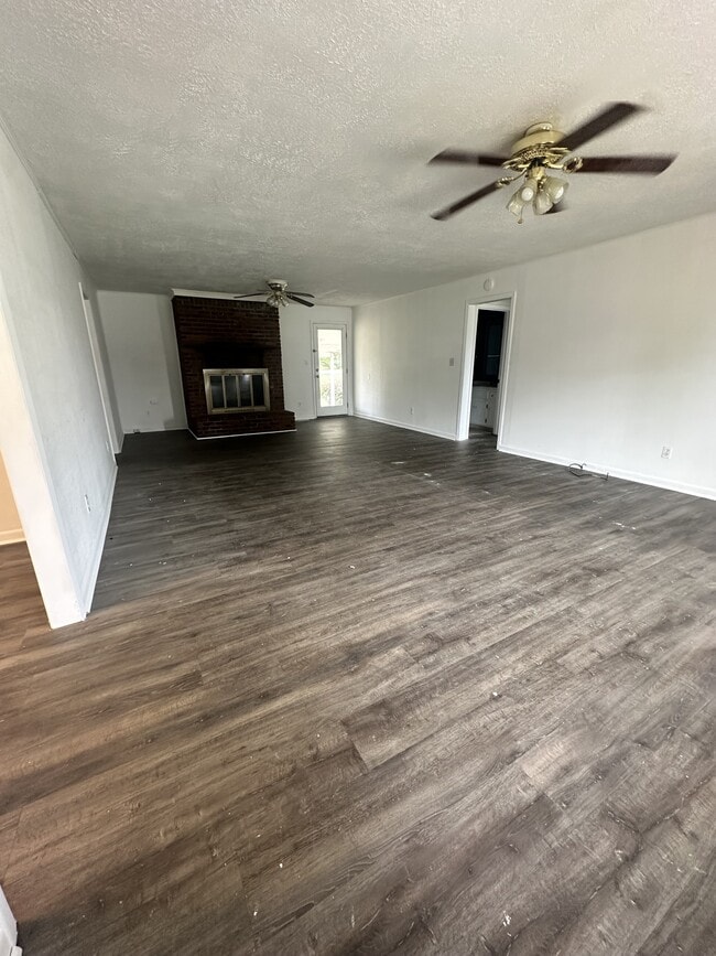 Building Photo - 802 Oak Hurst Dr