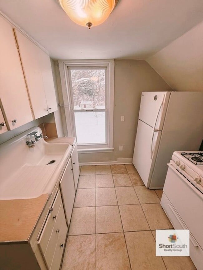 Building Photo - 1450 Barclay St