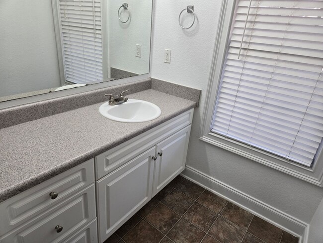 Building Photo - 802 W Longleaf Dr