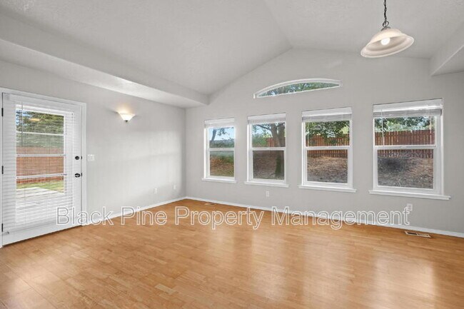 Building Photo - 543 W Bosanka Dr