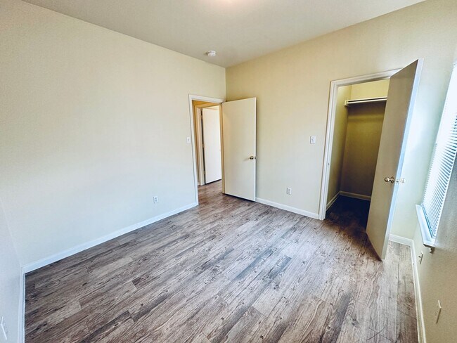 Building Photo - T113 SHAMP