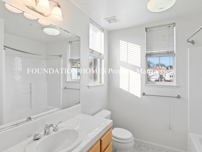 Building Photo - 33 Ranch Dr