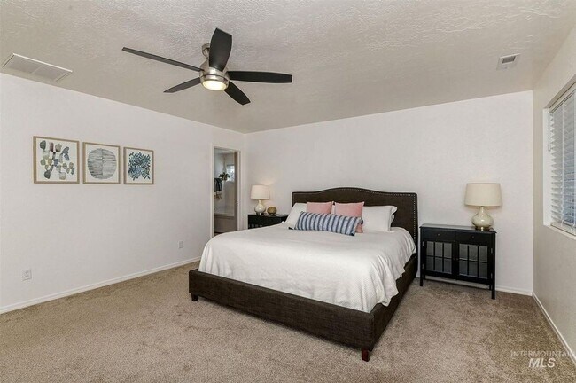 Building Photo - Large 5 Bedroom 3 Bath Home in Meridian _ Dog Friendly!