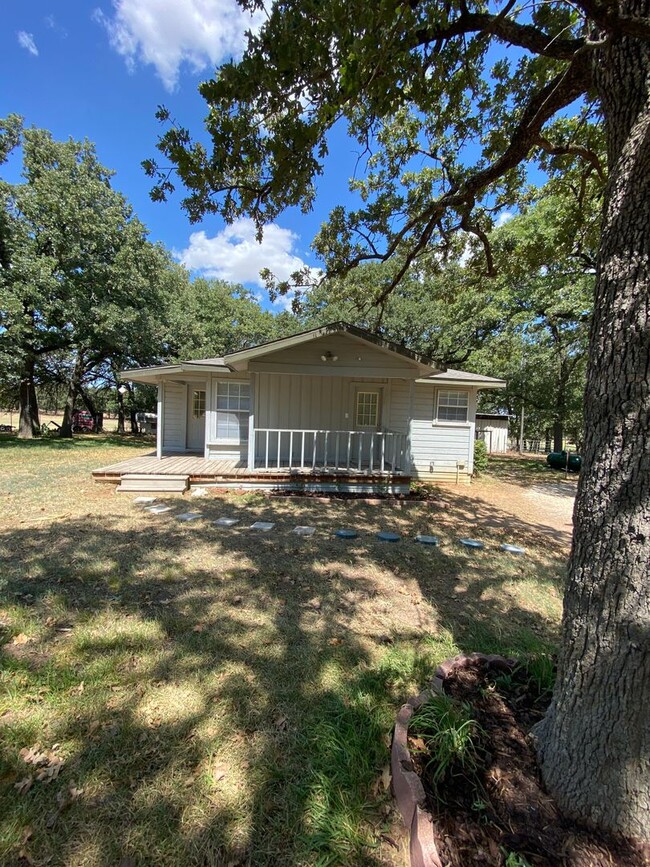 Building Photo - Two Bedroom One Bathroom Farm House.