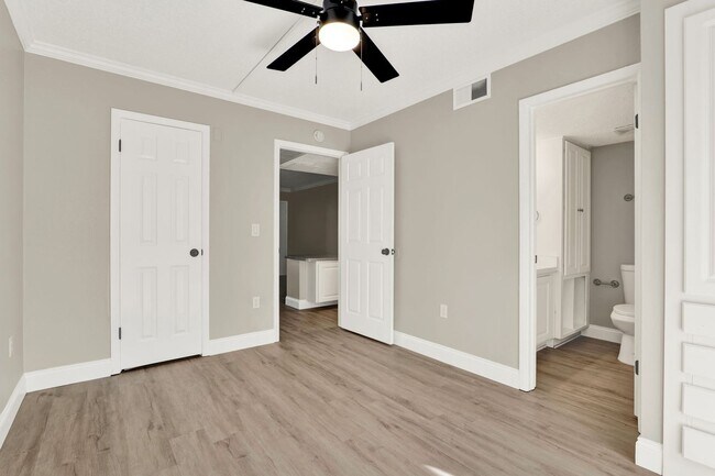 Building Photo - Newly Renovated ~ Ground Floor Condo in th...