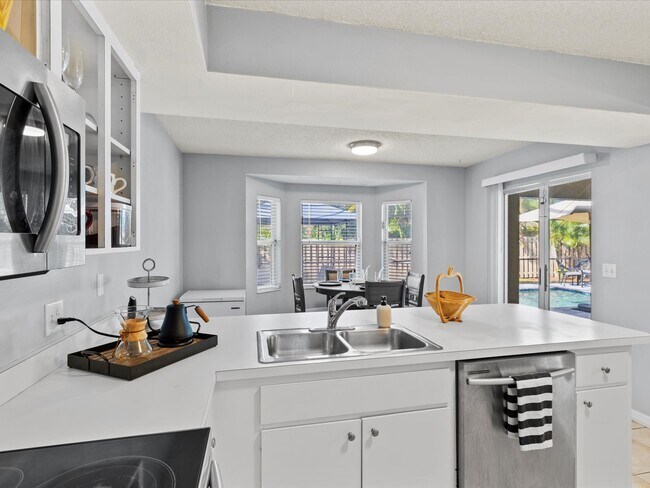 Building Photo - 5884 Milton Ave