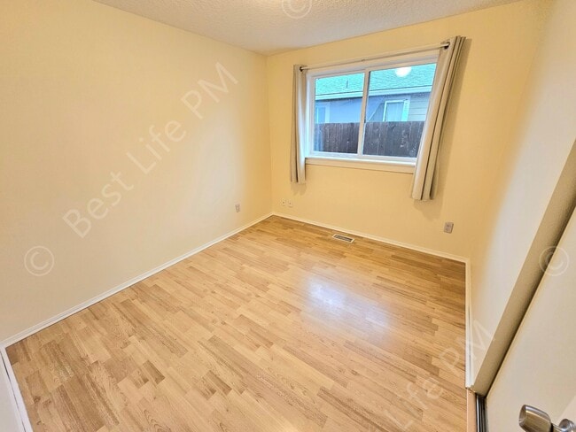 Building Photo - 7323 SE Rural St