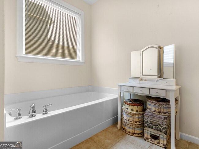 Building Photo - 353 Southgate Dr